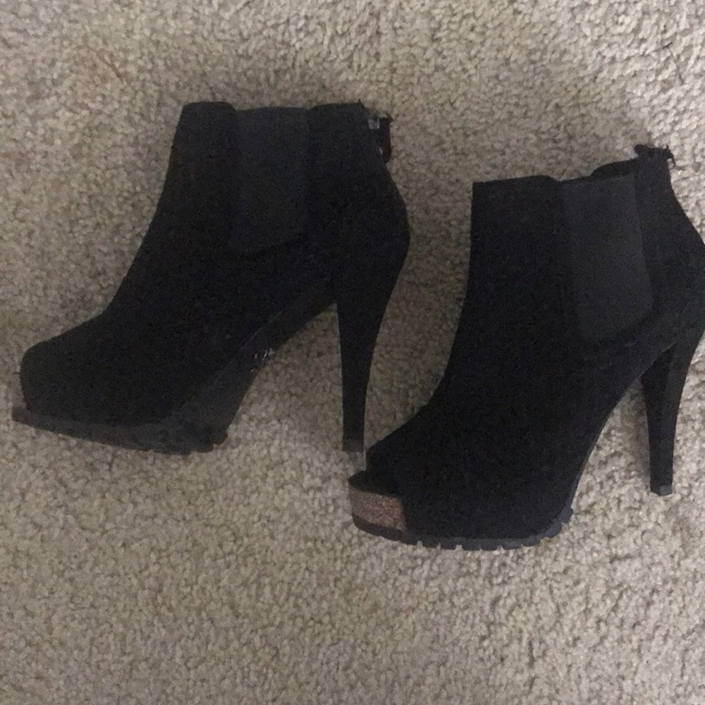 Simply Vera by Vera Wang peep toe heel booties